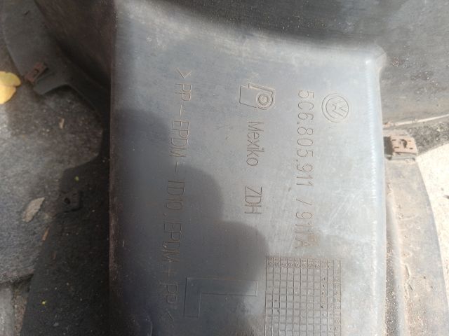 bontott VW JETTA Bal első Dobbetét (Kerékjárati, Műanyag)