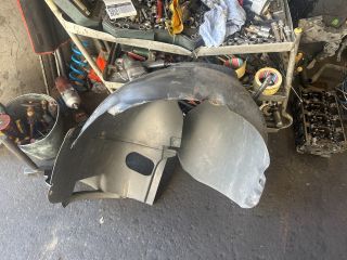 bontott VW JETTA Bal első Dobbetét (Kerékjárati, Műanyag)