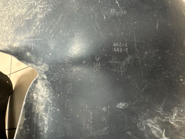 bontott VW JETTA Bal első Dobbetét (Kerékjárati, Műanyag)