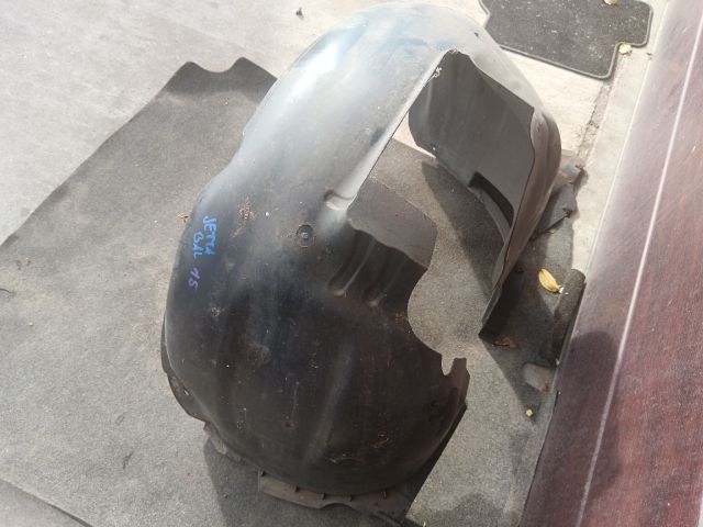 bontott VW JETTA Bal első Dobbetét (Kerékjárati, Műanyag)