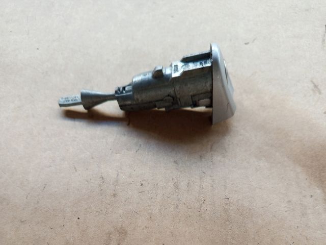 bontott VW JETTA Bal első Zárbetét