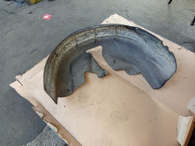 bontott VW JETTA Bal hátsó Hátsó Dobbetét (Kerékjárati, Műanyag)