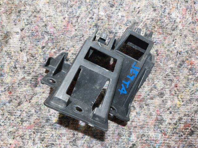 bontott VW JETTA Bal hátsó Lökhárító Tartó (Műanyag)