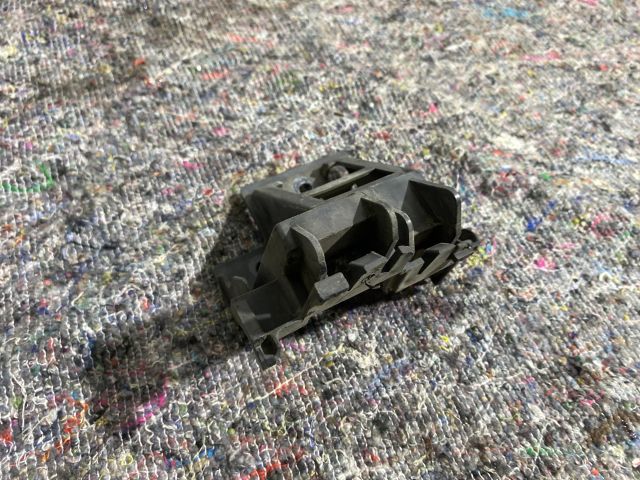 bontott VW JETTA Bal hátsó Oldal Lökhárító Tartó (Műanyag)