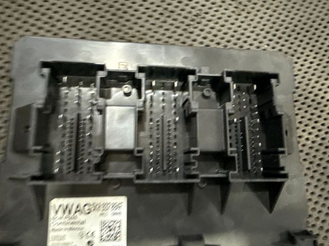 bontott VW JETTA Biztosítéktábla Utastér