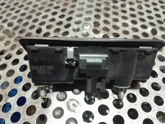 bontott VW JETTA Csomagtér Nyitó Kar / Gomb