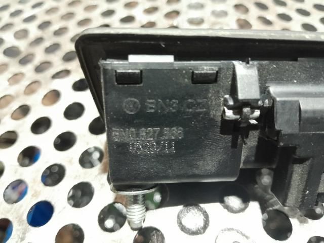 bontott VW JETTA Csomagtér Nyitó Kar / Gomb