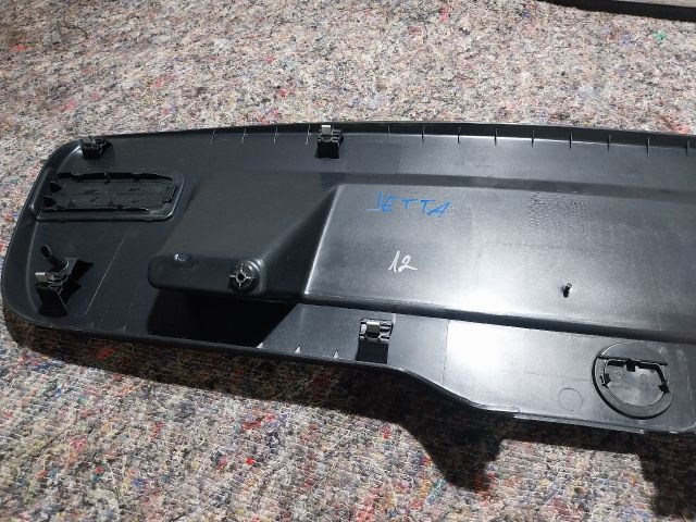 bontott VW JETTA Csomagtérajtó Burkolat Felső