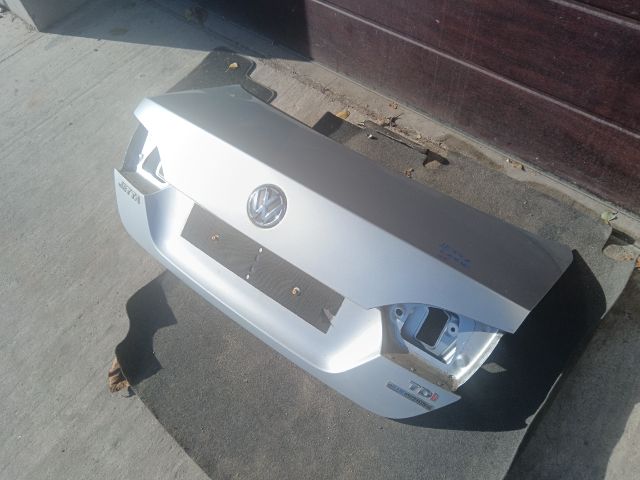 bontott VW JETTA Csomagtérajtó (Részeivel)