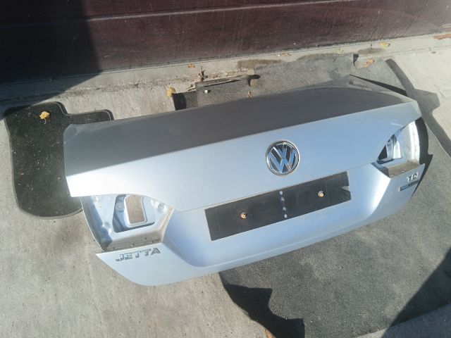 bontott VW JETTA Csomagtérajtó (Részeivel)