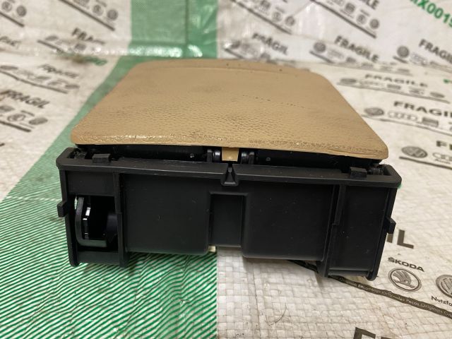 bontott VW JETTA Hátsó Pohártartó