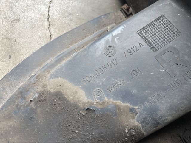 bontott VW JETTA Jobb első Dobbetét (Kerékjárati, Műanyag)