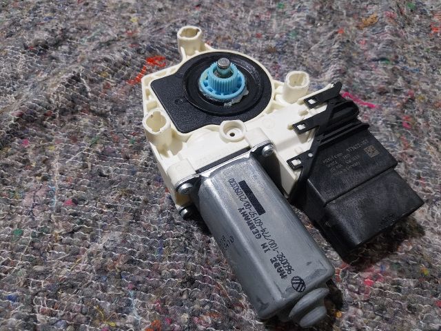 bontott VW JETTA Jobb hátsó Ablakemelő Motor