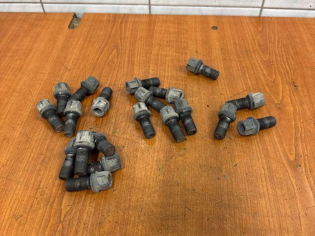 bontott VW JETTA Kerék Csavar Szett