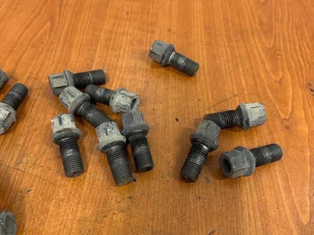 bontott VW JETTA Kerék Csavar Szett