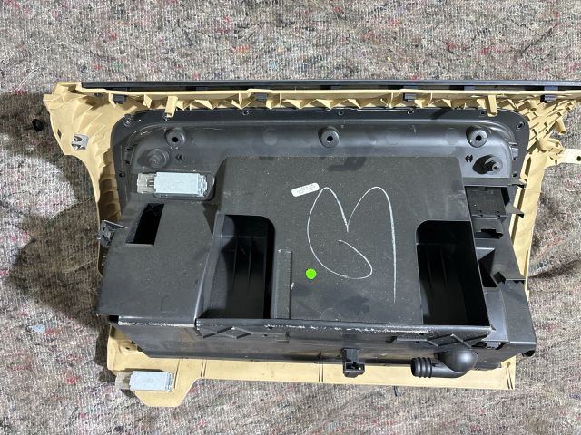 bontott VW JETTA Kesztyűtartó