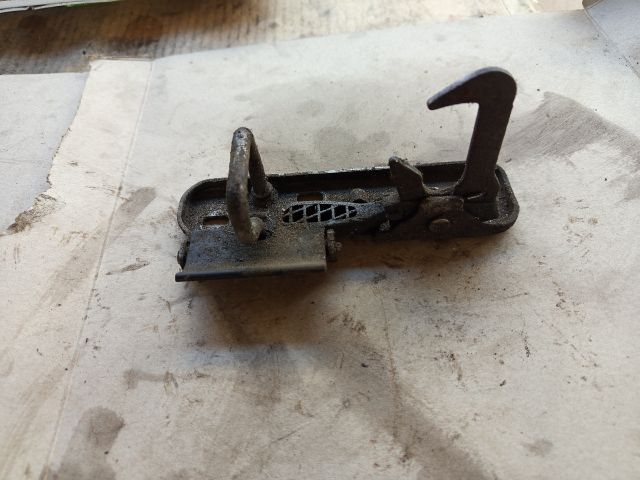 bontott VW JETTA Motorháztető Biztonsági Kampó