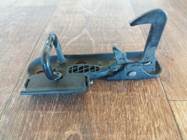 bontott VW JETTA Motorháztető Biztonsági Kampó