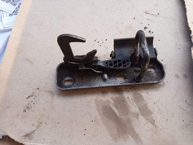 bontott VW JETTA Motorháztető Biztonsági Kampó