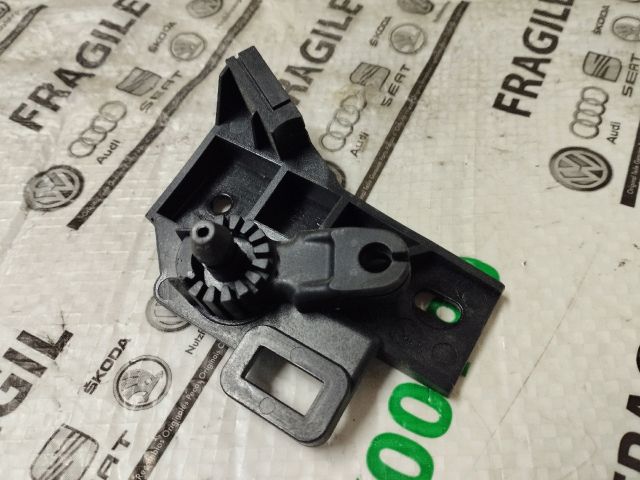 bontott VW JETTA Motorháztető Nyitó Kar / Gomb