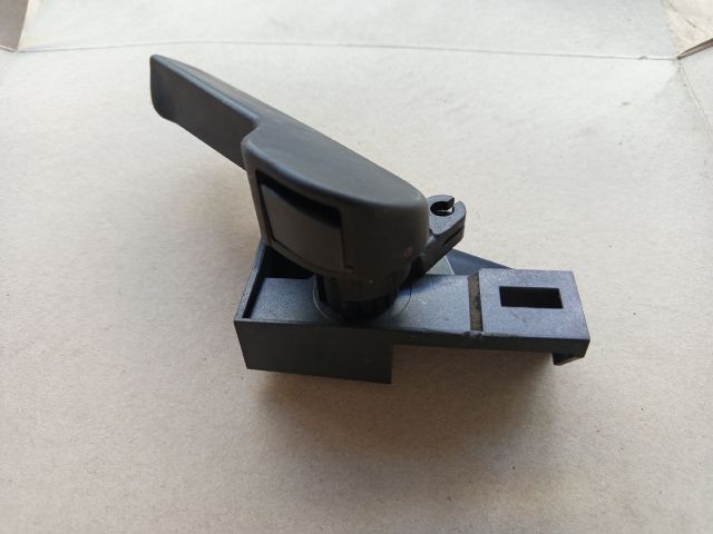 bontott VW JETTA Motorháztető Nyitó Kar / Gomb