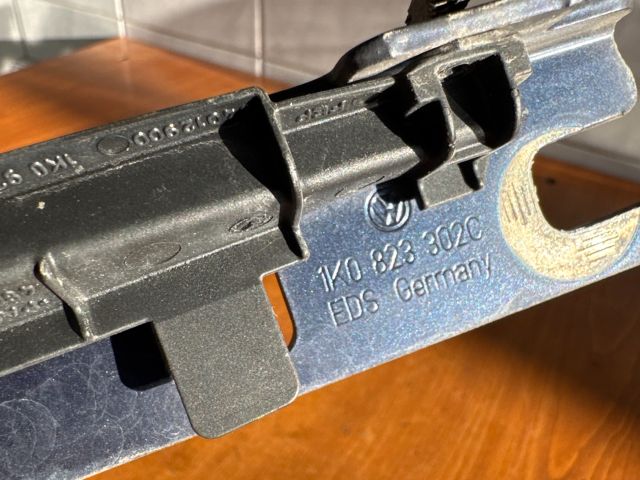 bontott VW JETTA Motorháztető Zsanér Pár