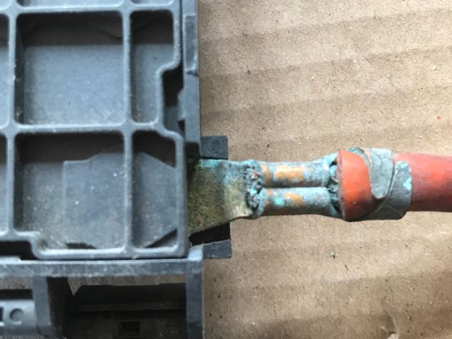 bontott VW MULTIVAN Biztosítéktábla Motortér