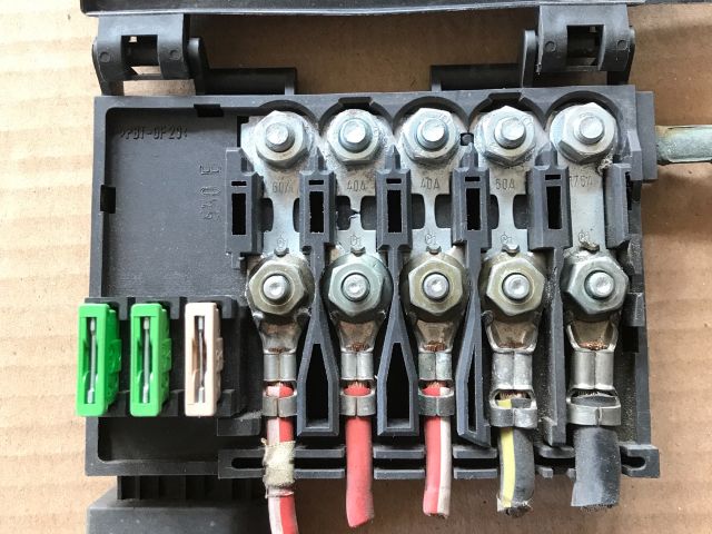 bontott VW MULTIVAN Biztosítéktábla Motortér