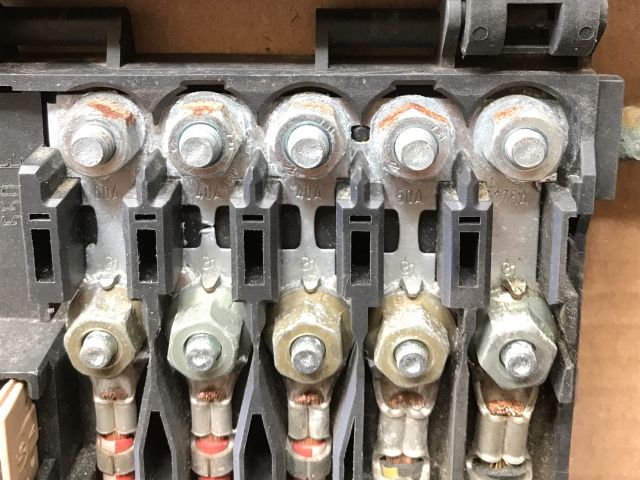 bontott VW MULTIVAN Biztosítéktábla Motortér