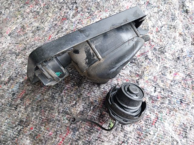 bontott VW MULTIVAN Tankbetöltő Cső Burkolat