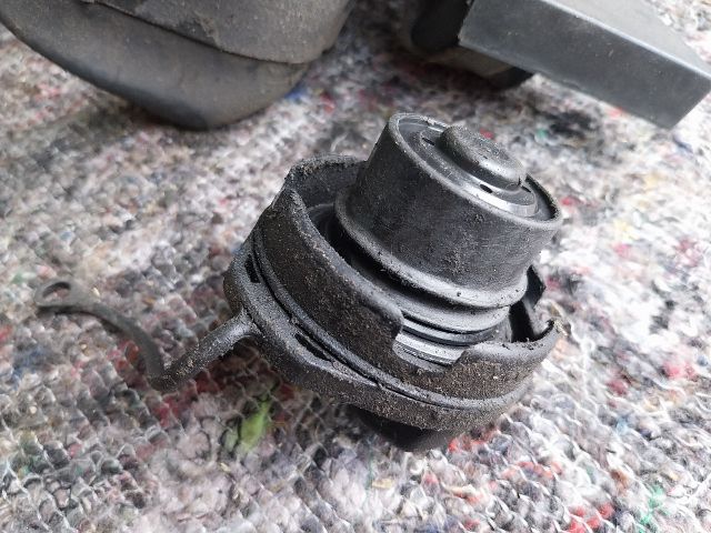 bontott VW MULTIVAN Tankbetöltő Cső Burkolat