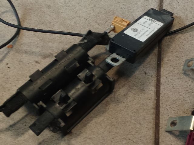 bontott VW MULTIVAN Antenna Erősítő