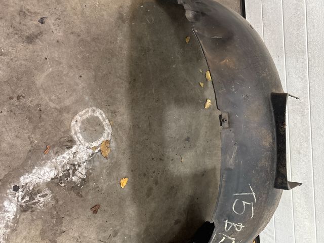 bontott VW MULTIVAN Bal első Első Dobbetét (Kerékjárati, Műanyag)