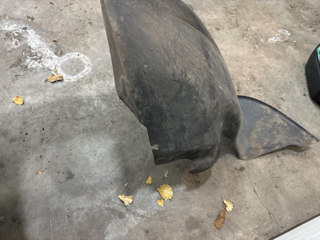 bontott VW MULTIVAN Bal első Első Dobbetét (Kerékjárati, Műanyag)