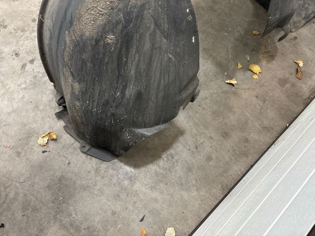 bontott VW MULTIVAN Bal első Első Dobbetét (Kerékjárati, Műanyag)