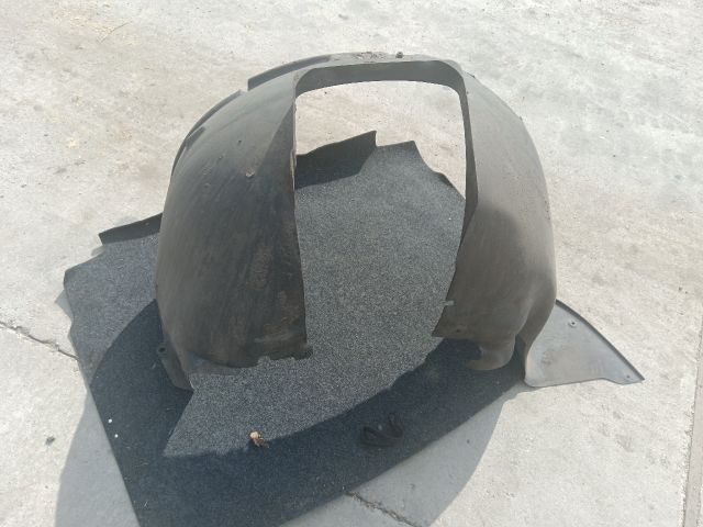 bontott VW MULTIVAN Bal első Első Dobbetét (Kerékjárati, Műanyag)