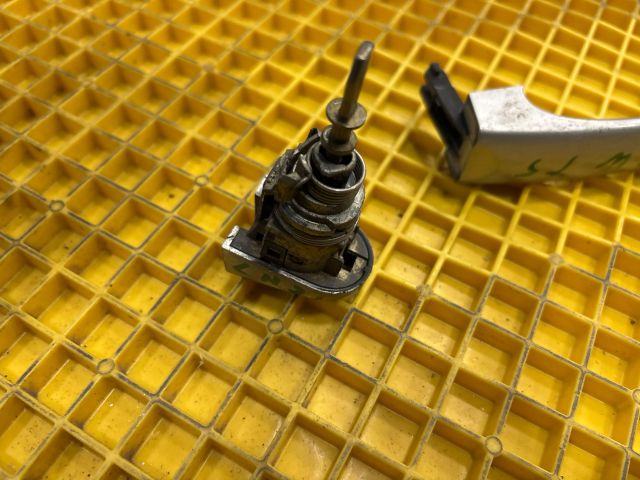 bontott VW MULTIVAN Bal első Külső Kilincs