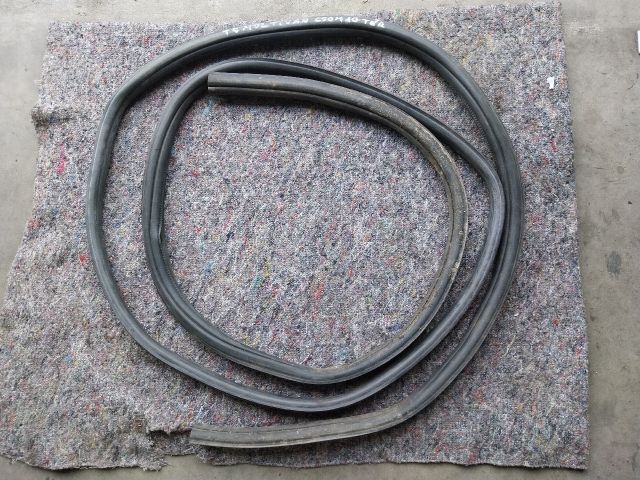 bontott VW MULTIVAN Csomagtérajtó Gumikéder