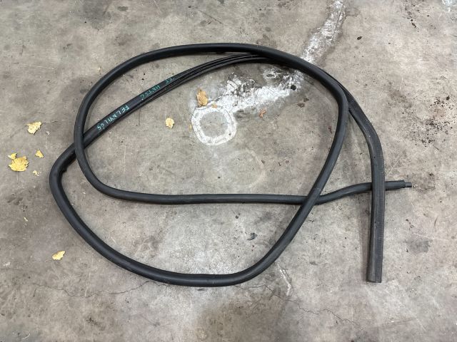 bontott VW MULTIVAN Csomagtérajtó Gumikéder