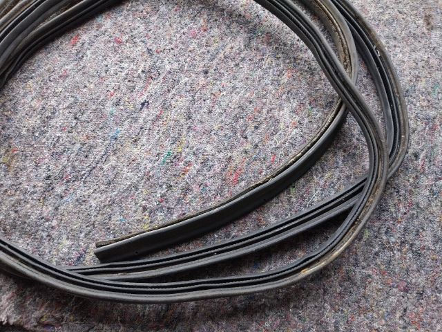 bontott VW MULTIVAN Csomagtérajtó Gumikéder