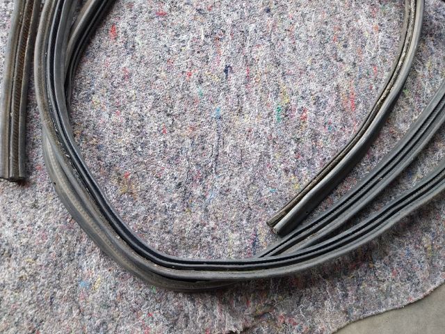 bontott VW MULTIVAN Csomagtérajtó Gumikéder