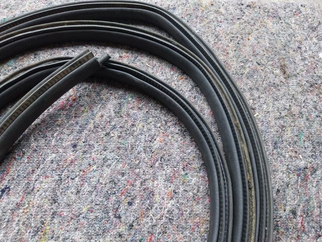 bontott VW MULTIVAN Csomagtérajtó Gumikéder