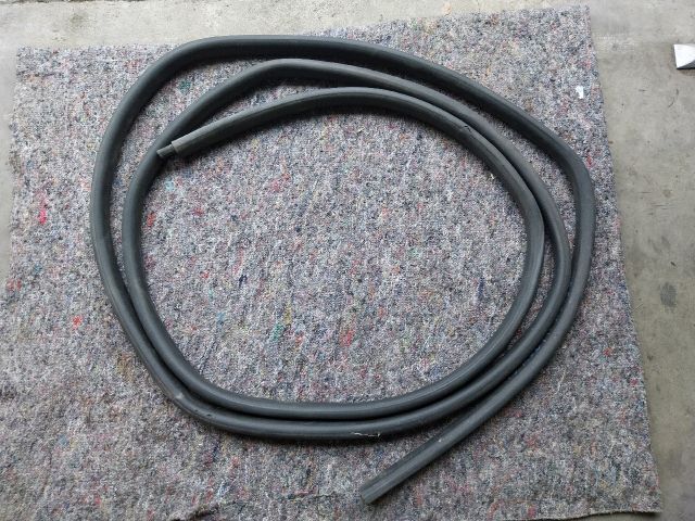 bontott VW MULTIVAN Csomagtérajtó Gumikéder