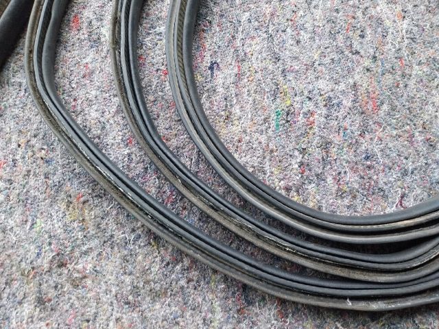 bontott VW MULTIVAN Csomagtérajtó Gumikéder