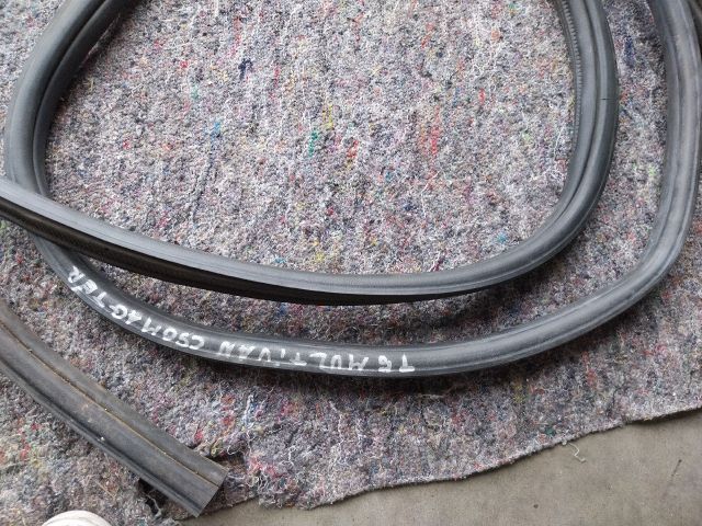 bontott VW MULTIVAN Csomagtérajtó Gumikéder