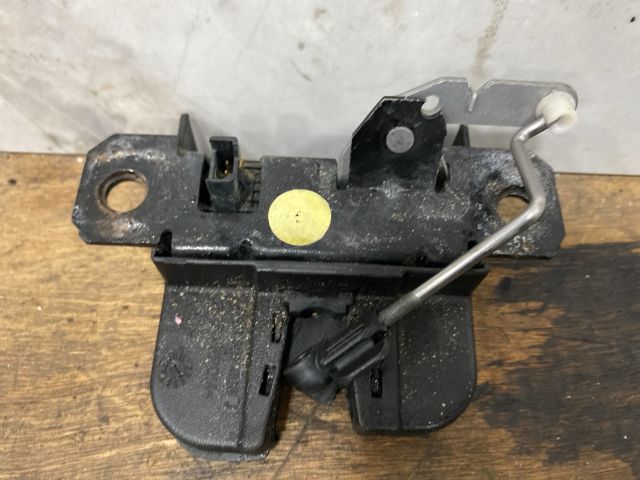 bontott VW MULTIVAN Csomagtérajtó Zárszerkezet