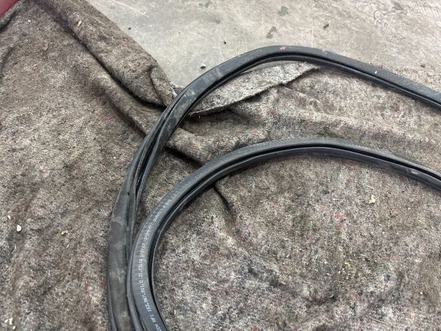 bontott VW MULTIVAN Jobb első Gumikéder