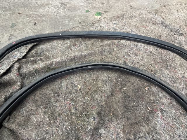 bontott VW MULTIVAN Jobb első Gumikéder