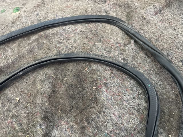 bontott VW MULTIVAN Jobb első Gumikéder