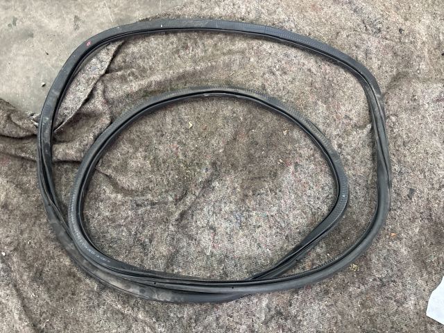 bontott VW MULTIVAN Jobb első Gumikéder